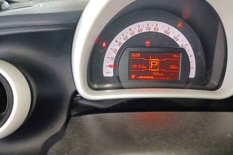 Used smart forfour 2016 1.0L 52 kW Dynamic Edition Odometer Close Up