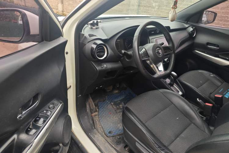 Used Nissan Kicks 2018 1.5L CVT Smart Connect Luxury Edition Driver Seat