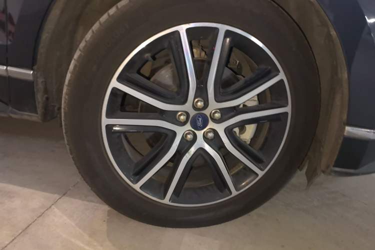 Used Ford Edge 2020 EcoBoost 245 Two-Wheel Drive Titanium 7-Seater Right Front Wheel Hub