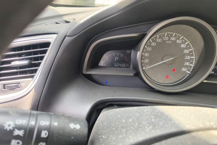 Used Mazda 3 Axela 2017 Sedan 1.5L Automatic Luxury Model China VI Standard Odometer Close Up