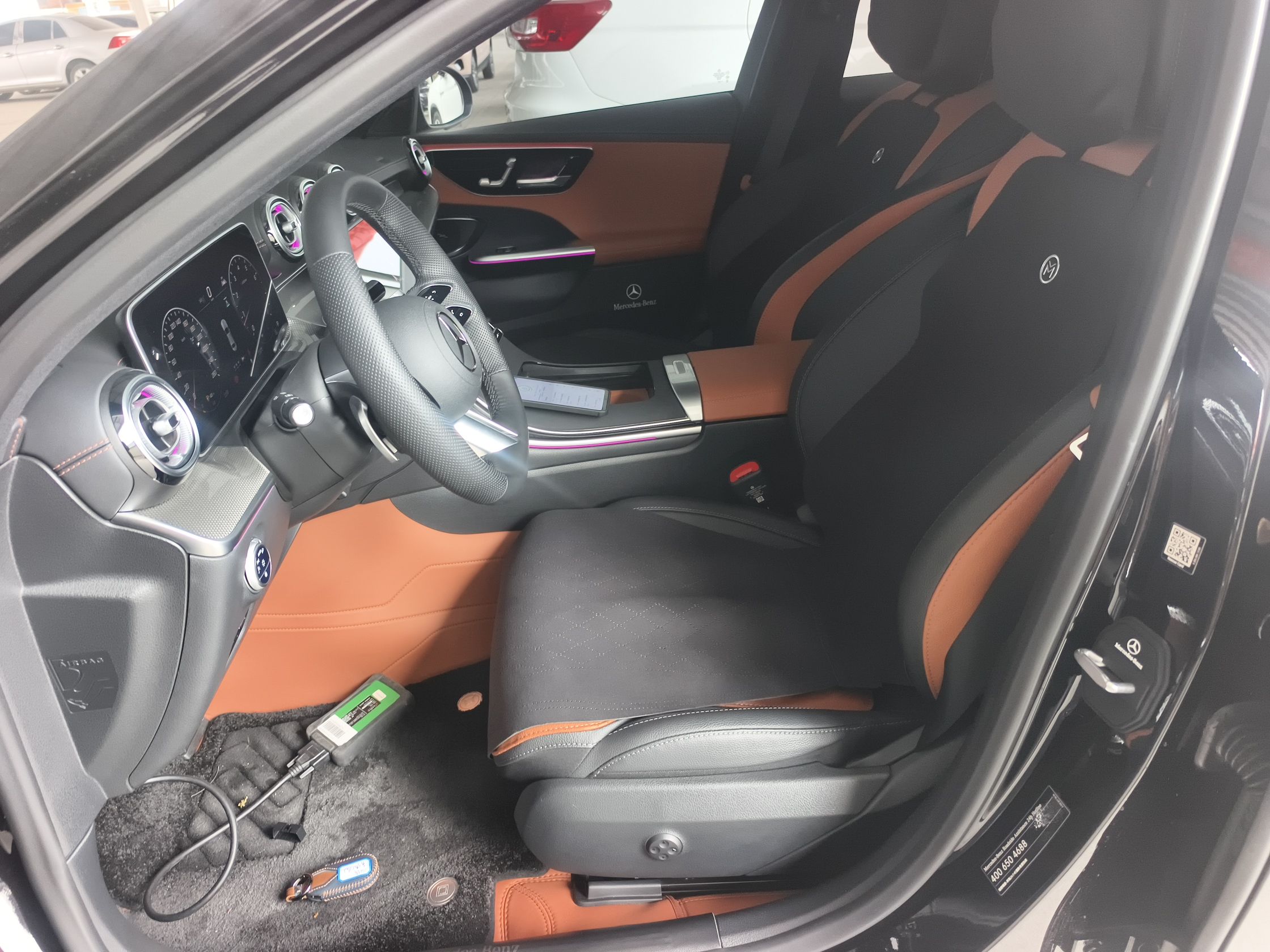 المقاعد الأمامية داخل السيارة