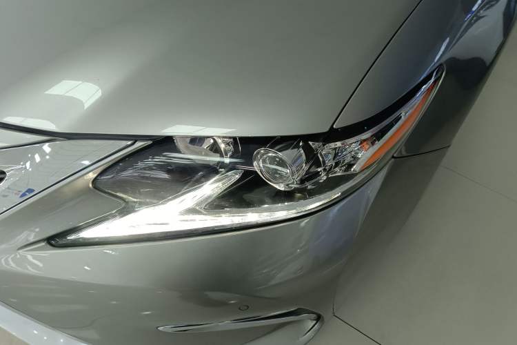 Used Lexus ES 2015 300h Comfort Edition

