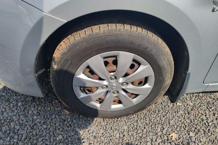 Used Hyundai Verna (older generation) 2014 1.4L Manual Smart GLS Trim Left Front Wheel Hub