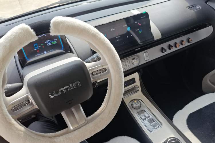 Used CHANGAN NEVO Lumin 2026 Model Treasure Edition 205km Passionate Beige Ningde Center Console