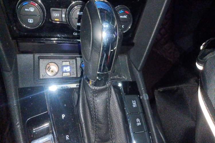 Used Volkswagen Lamando 2017 280TSI DSG Comfort Edition Gear Lever