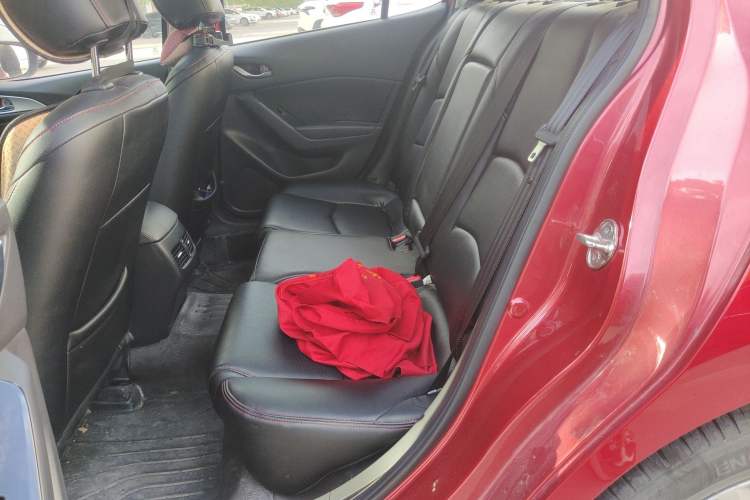 Used Mazda 3 Axela 2017 Sedan 1.5L Automatic Luxury Model Emission Standard China V Left Rear Seat