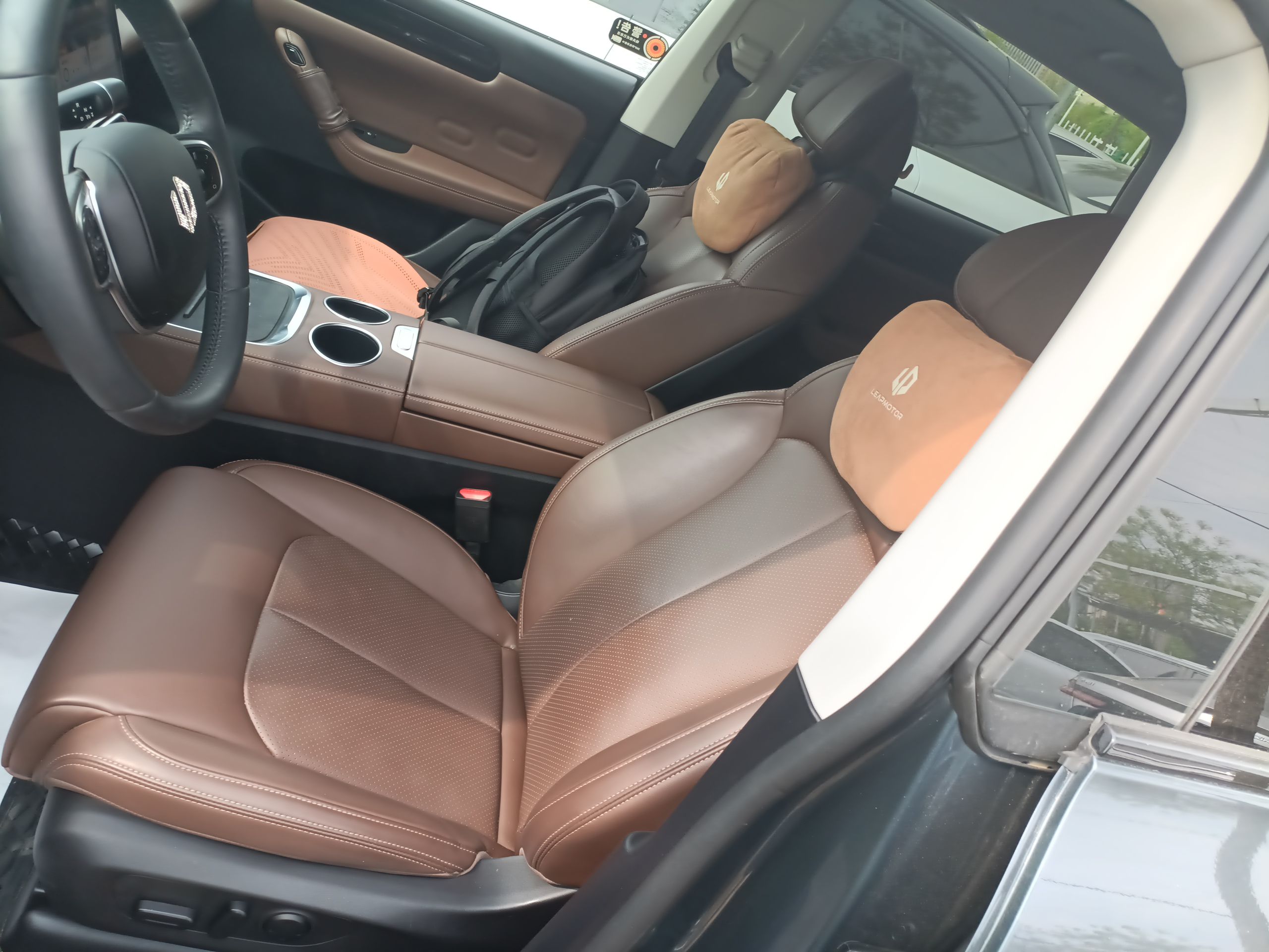 المقاعد الأمامية داخل السيارة