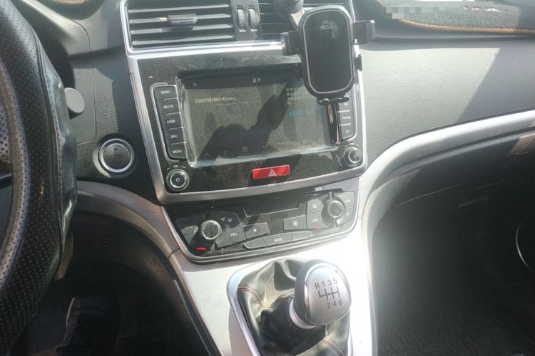 Used Haval M6 2019 1.5T Manual Two-Wheel Drive Urban Version China VI Standard Audio And AC Panel