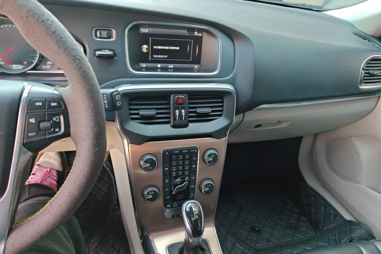 Used Volvo V40 2014 Cross Country T5 AWD Smart Luxury Edition
