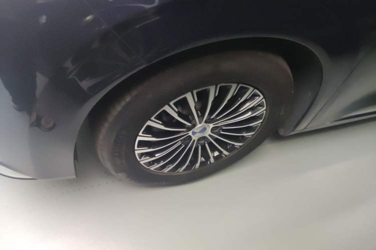 Used Denza D9 2024 DM-i 1050 Luxury Model Left Front Wheel Hub