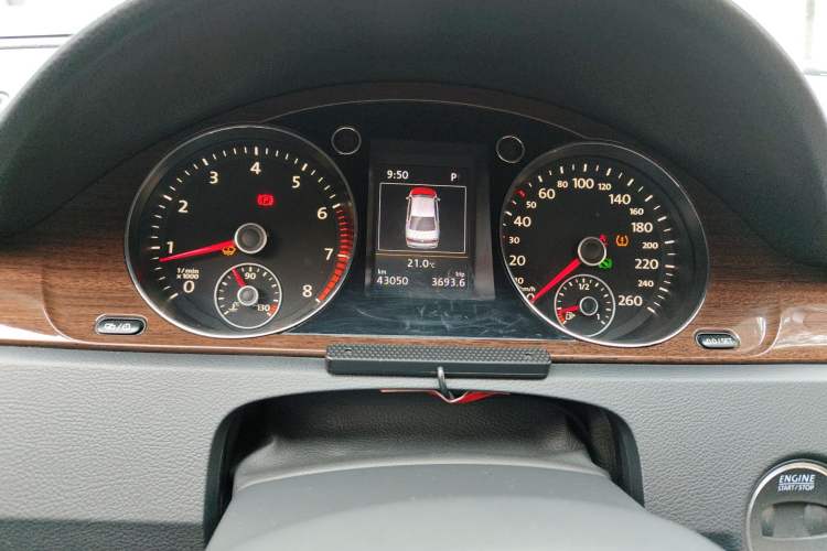 Used Volkswagen Magotan 2015 1.8TSI Prestige Model Odometer Close Up