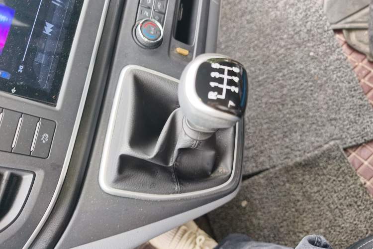 Used SAIC MAXUS Xintu V80 2023 2.0T Manual Classic Aoyuntong Long Wheelbase Mid-Height 6/7/8/9-Seater Gear Lever