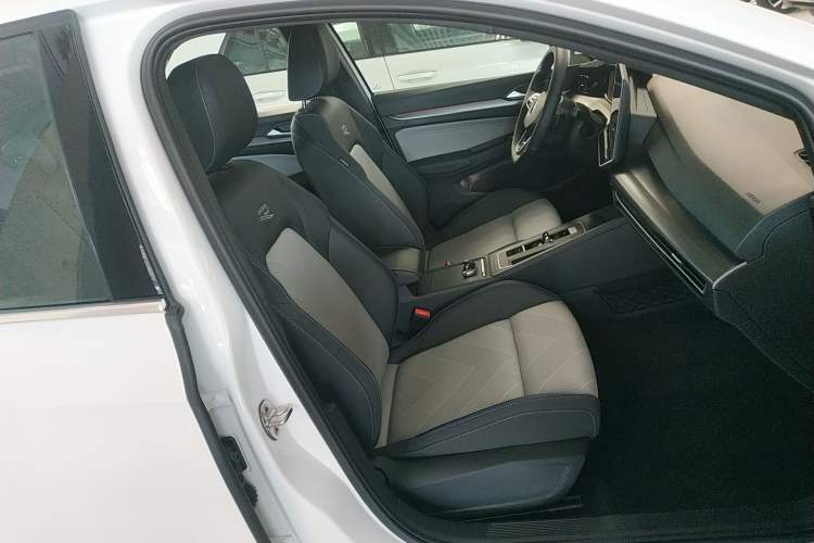 Used Volkswagen Golf 2025 300TSI R-Line