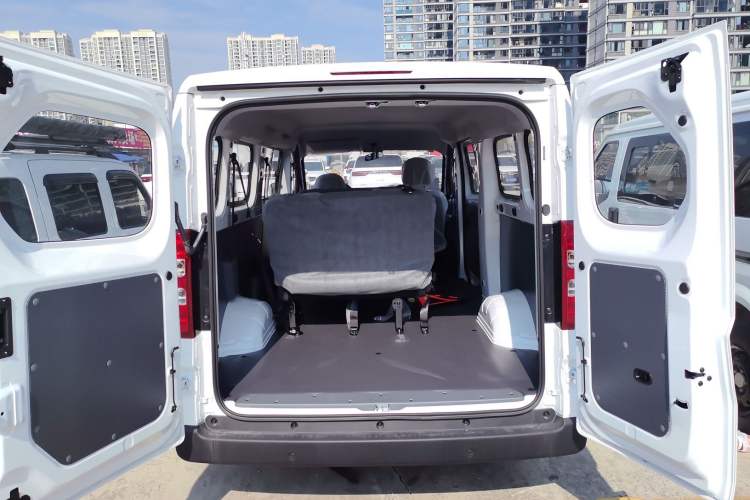 Used Wuling Yangguang 2024 300KM Comfort Version Passenger Van 75kW Trunk