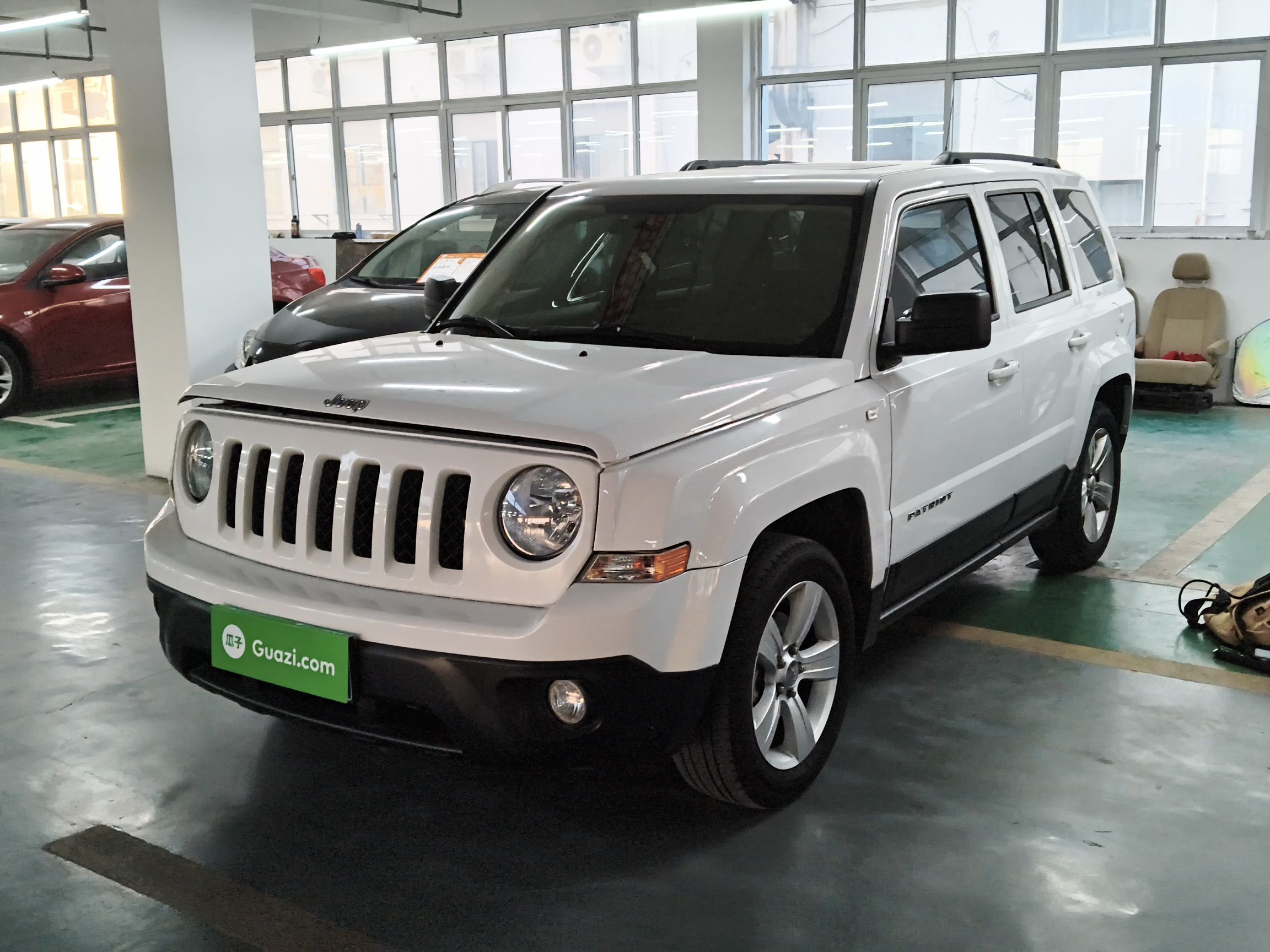 Под передней частью автомобиля