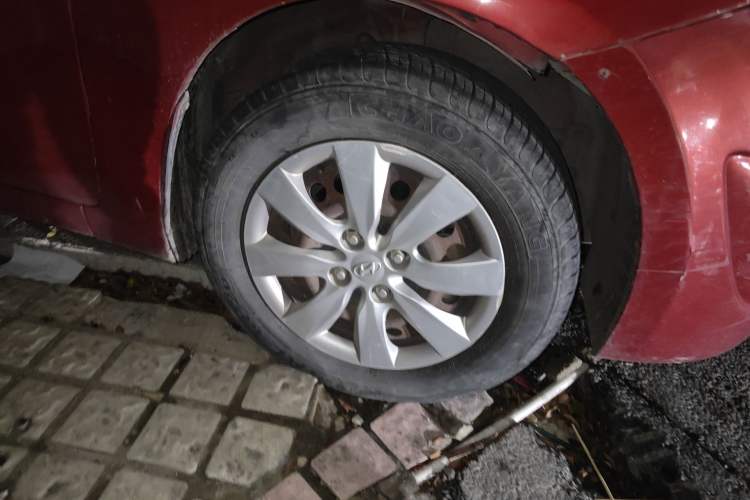 Used Hyundai Verna (older generation) 2010 Sedan 1.4L Manual Standard GL Model Right Front Wheel Hub