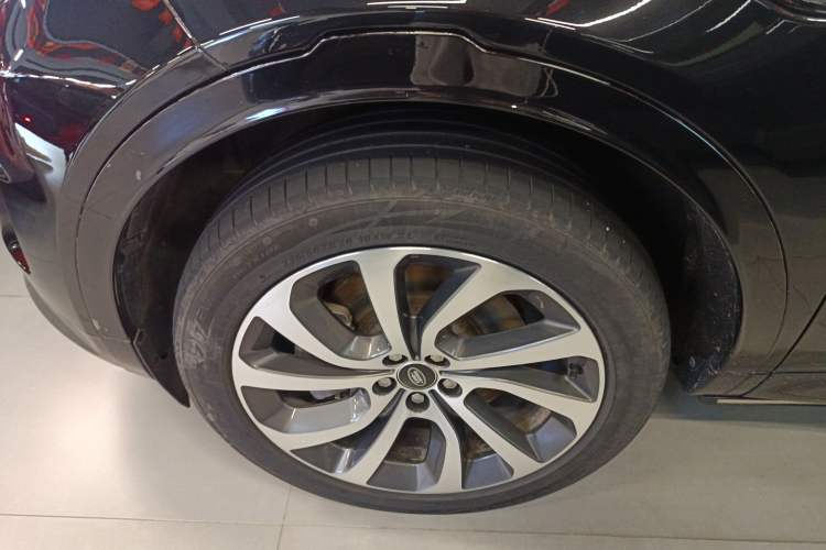 Used Land Rover Discovery Sport 2023 249 PS R-Dynamic S Performance Edition Left Front Wheel Hub