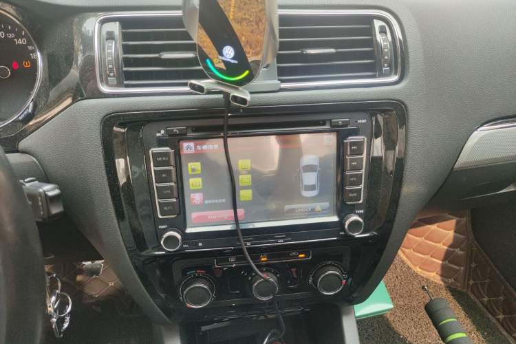 Used Volkswagen Sagitar 2015 1.6L Manual Comfort Model Audio And AC Panel