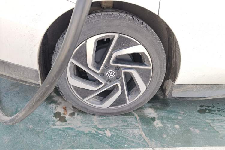 Used Volkswagen ID.7 VIZZION 2024 First Edition Right Rear Wheel Hub