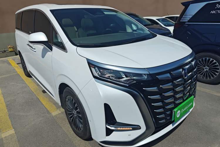 Used Denza D9 2022 DM-i 970 Four-Wheel Drive Flagship Model Front Right 45 Deg