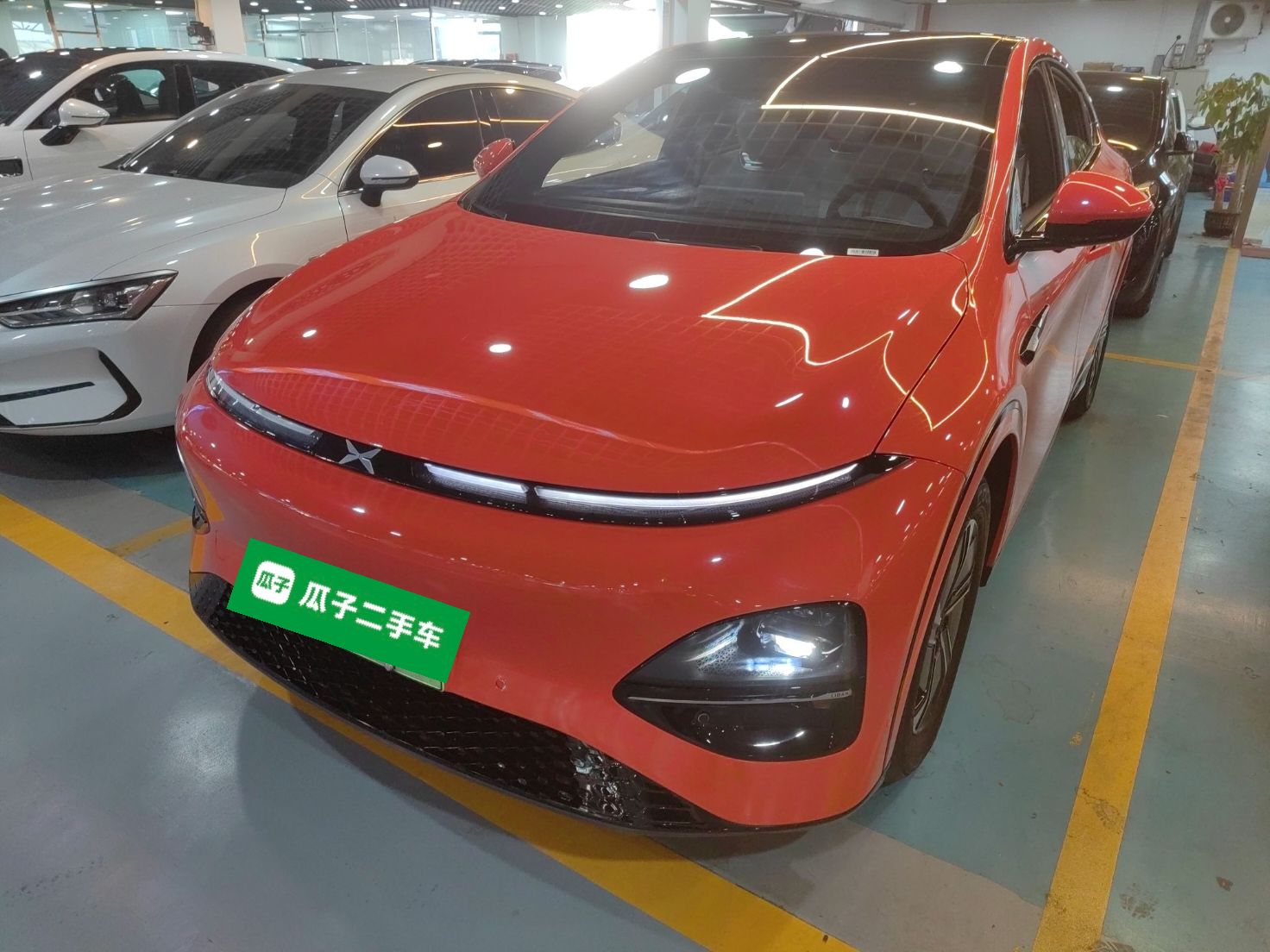 تحت مقدمة السيارة