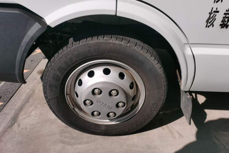 Used Iveco Daily 2023 2.8T V37 Van Long Wheelbase Mid-Roof Dual Tires Manual Doors 2-3 Seater