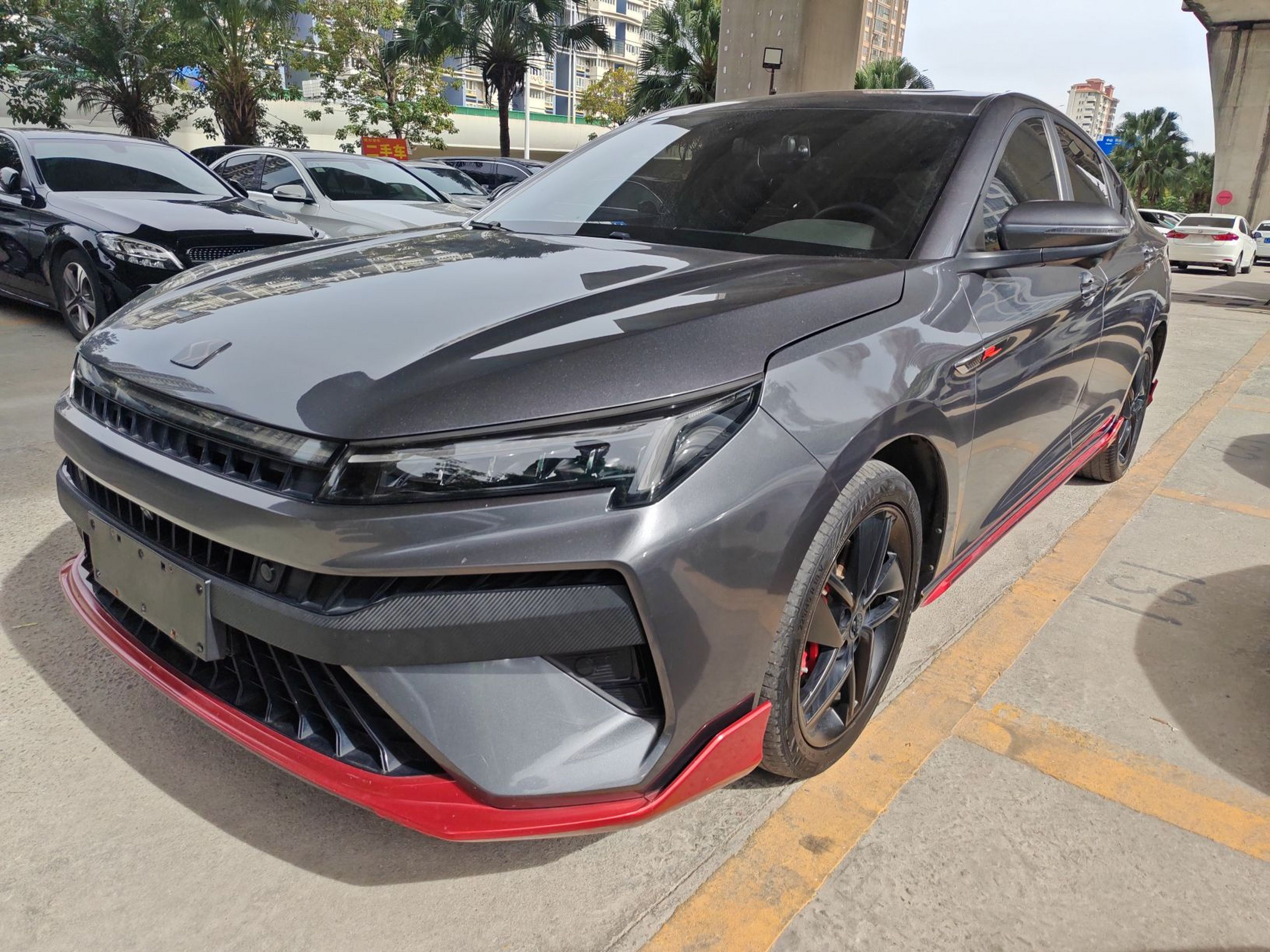 Под передней частью автомобиля