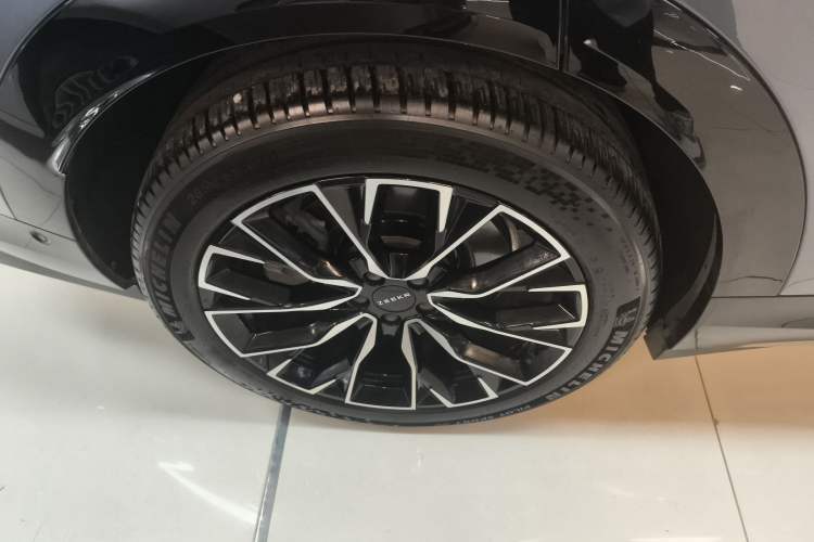 Used Zeekr 7X 2025 75 kWh Rear-Wheel Drive Intelligent Driving Version Right Rear Wheel Hub