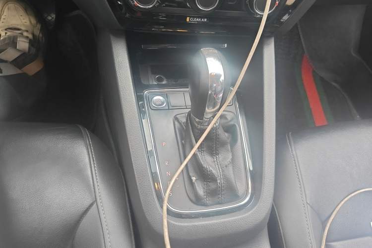 Used Volkswagen Sagitar 2017 230TSI Automatic Comfort Version Gear Lever