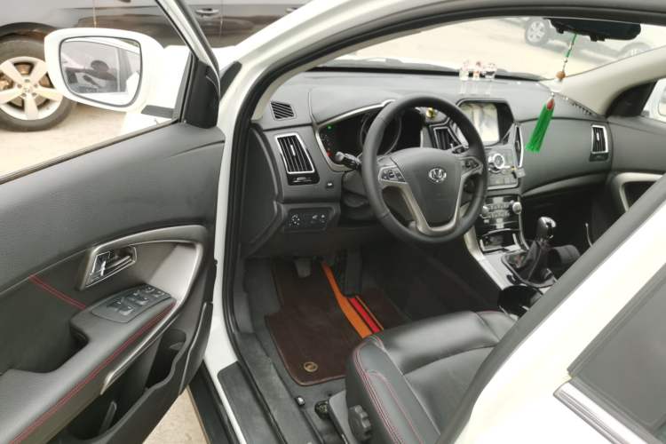 Used Huatai Santa Fe 2016 1.5T Gasoline Manual Two-Wheel Drive Smart Enjoyment i3 Model
