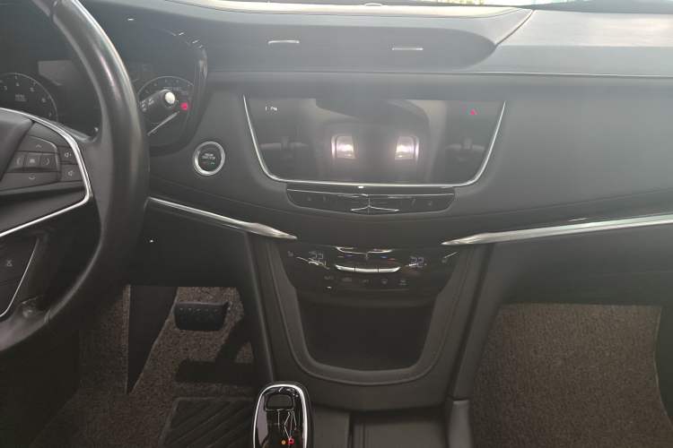 Used Cadillac XT5 2018 25T Luxury Model Audio And AC Panel