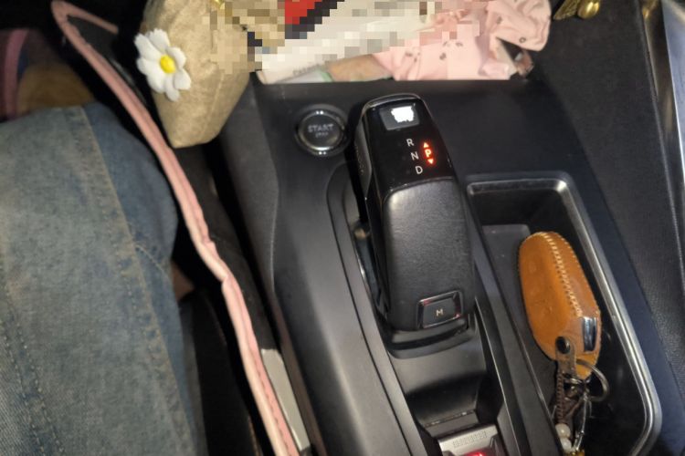 Used Peugeot 4008 2017 350THP Elite Edition Gear Lever