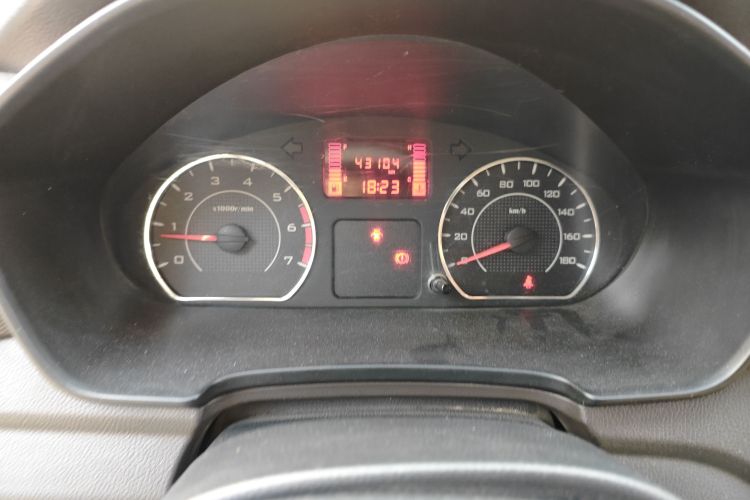 Used Wuling Hongguang V 2019 1.5L Jingqu Edition Sealed-Window Vehicle China VI LAR Odometer Close Up