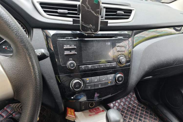 Used Nissan Qashqai 2016 2.0L CVT Elite Edition Audio And AC Panel