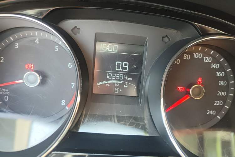 Used Volkswagen C-TREK 2018 1.5L Manual Comfort Model Odometer Close Up