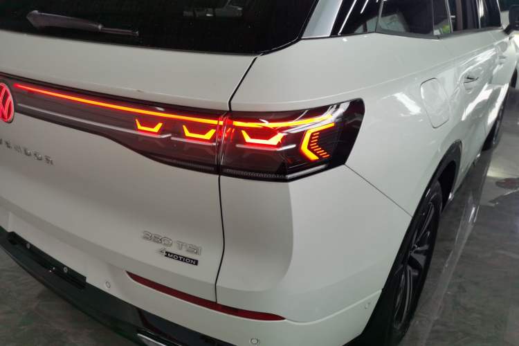 Used Volkswagen Tavendor 2024 380TSI All-Wheel-Drive R-Line Cruise Premium Edition Right Rear Taillight