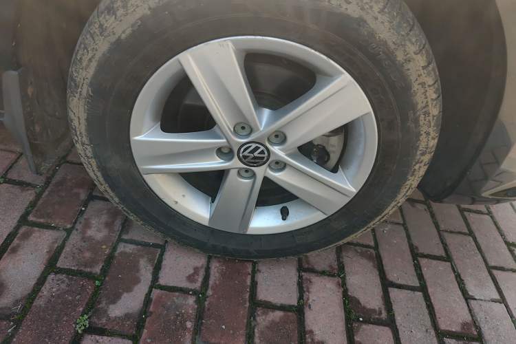 Used Volkswagen Bora 2014 1.6L Manual Fashion Edition Right Front Wheel Hub