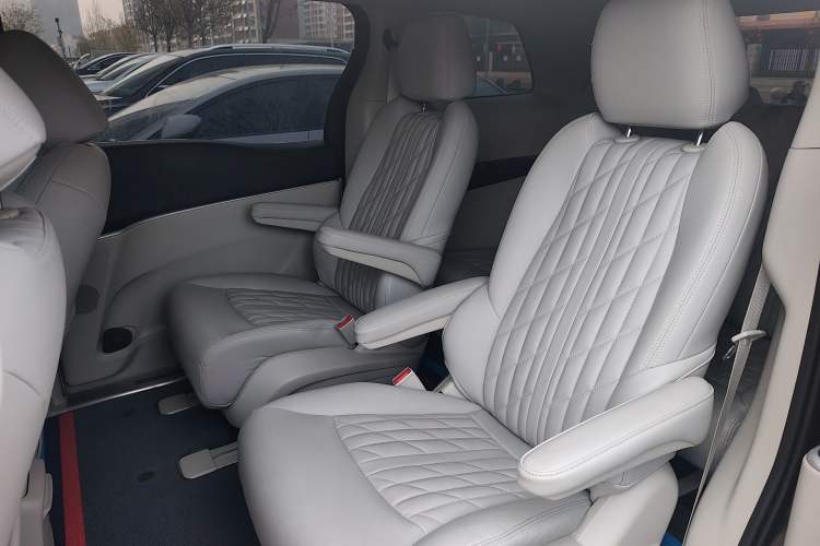 Used Buick GL8 2023 Land Executive Class Comfort Model
