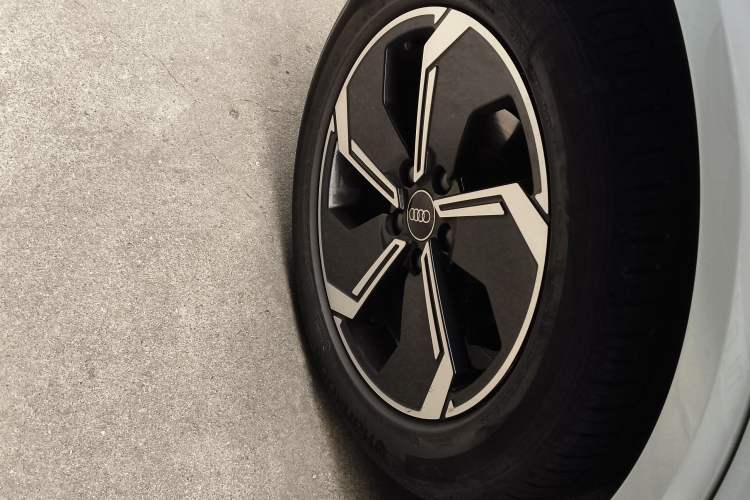 Used Audi Q2L e-tron 2022 Q2L e-tron Pure Electric Smart Enjoyment Model Right Rear Wheel Hub