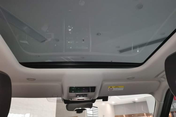 Used Land Rover Discovery 2023 Revised Version 360 PS R-Dynamic S Headliner