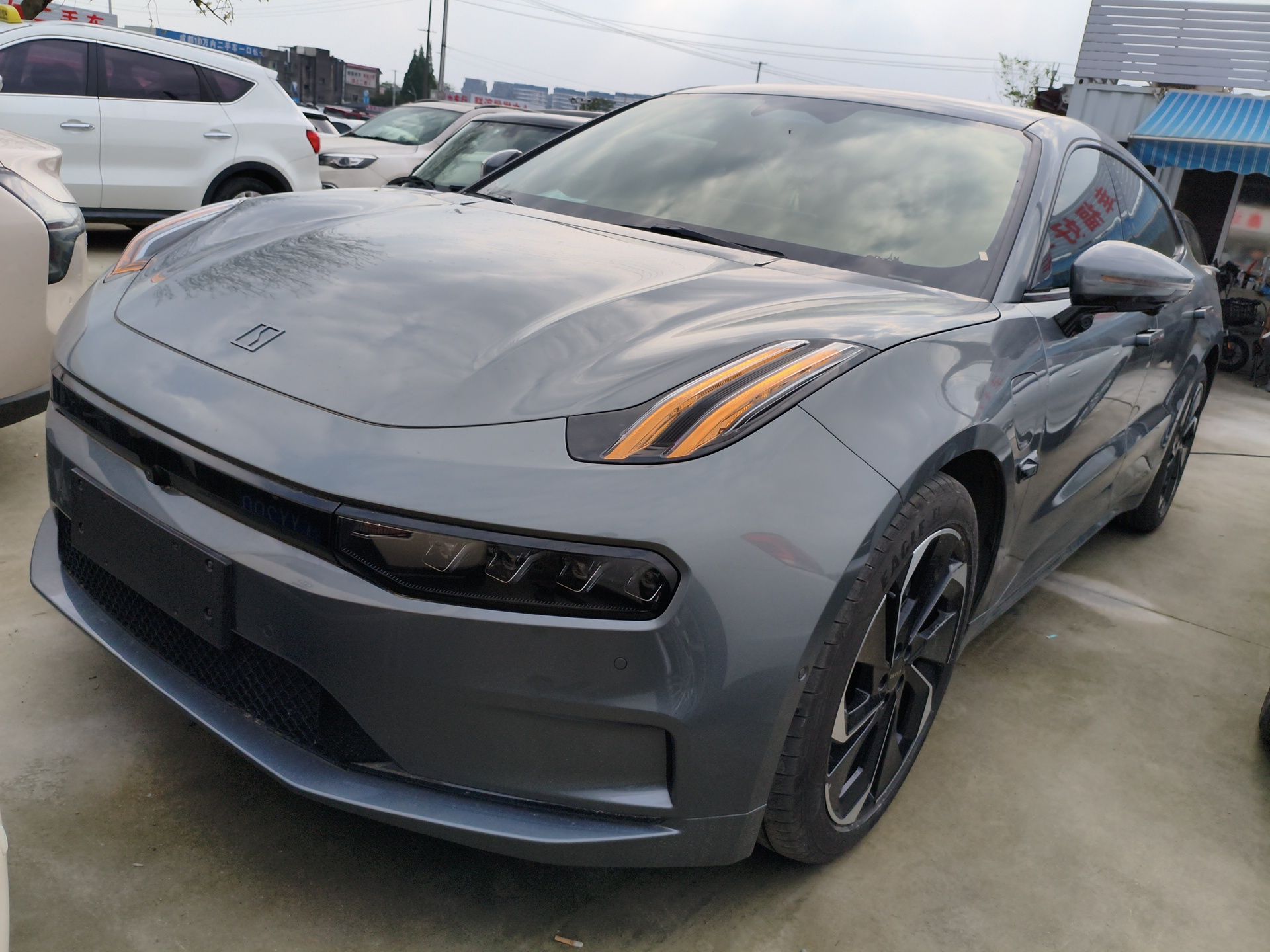 Под передней частью автомобиля