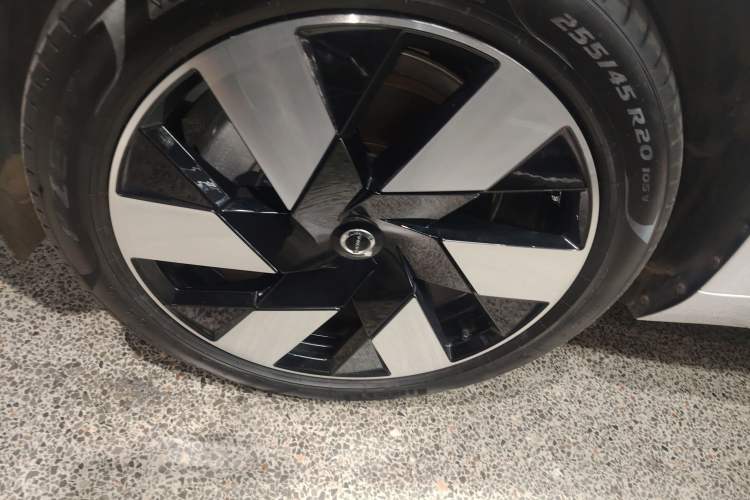 Used Volvo XC60 New Energy 2024 T8 Plug-in Hybrid Long-Range All-Wheel Drive Smart Luxury Edition Left Front Wheel Hub