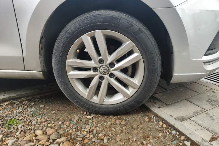 Used Volkswagen Jetta 2017 1.5L Automatic Comfort Model Right Front Wheel Hub
