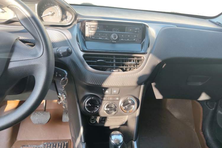 Used Peugeot 2008 2014 1.6L Automatic Trend Edition Audio And AC Panel