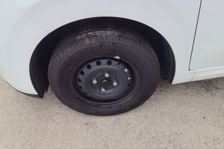 Used Wuling Hongguang New Energy 2024 All-Electric Model 300KM Practical Version Left Front Wheel Hub