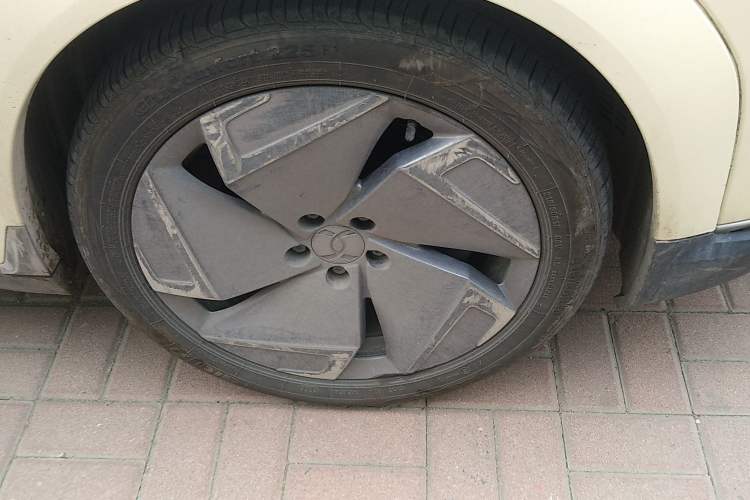 Used Hycan Z03 2022 510 km Range Trendy Cool Version 135 kW 63.98 kWh Right Front Wheel Hub