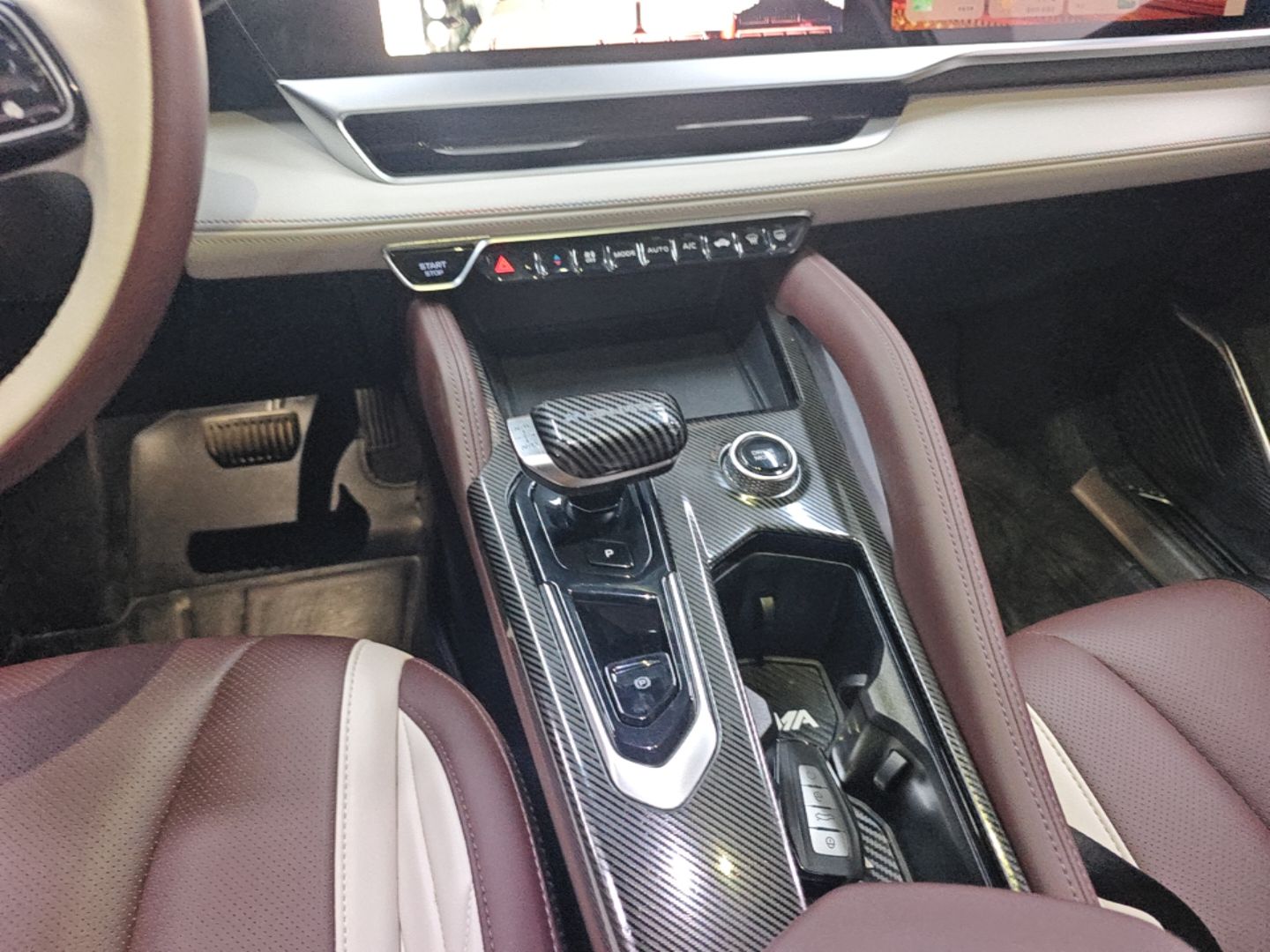 Geely Auto Monjaro L 2021 2.0TD DCT EVO Two-Wheel Drive Prestige Version — снимка 16
