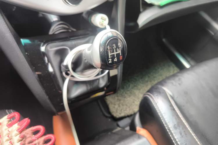 Used BYD S6 2014 2.0L Manual Luxury 5-Seater Gear Lever