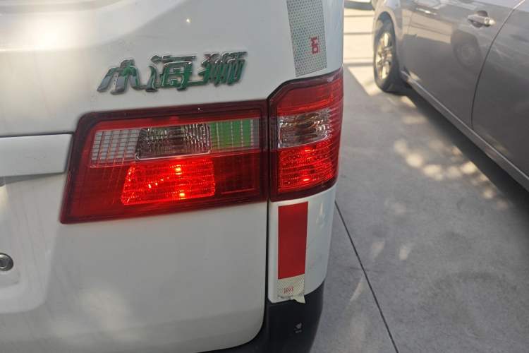 Used Jinbei Hiace X30 2023 1.5L Super-Enjoyment Van 2/5 Seats Non-Air-Conditioned Version SWC15M Right Rear Taillight