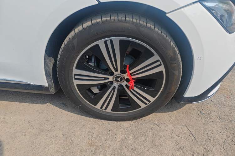 Used Mercedes-Benz EQE 2025 500 4MATIC Pioneer Edition Right Front Wheel Hub